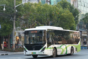 S0P-0207 申沃(四公司)SWB6108BEV32 蓝村路南泉路→上海南站(南广场)等待发车.jpg