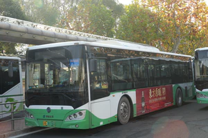 L2C-010 申龙（奉贤巴士集团） SLK6129UBEVN1 纯电动 上奉专线 上海南站（南广场）→南桥汽车站 等待发车.jpg