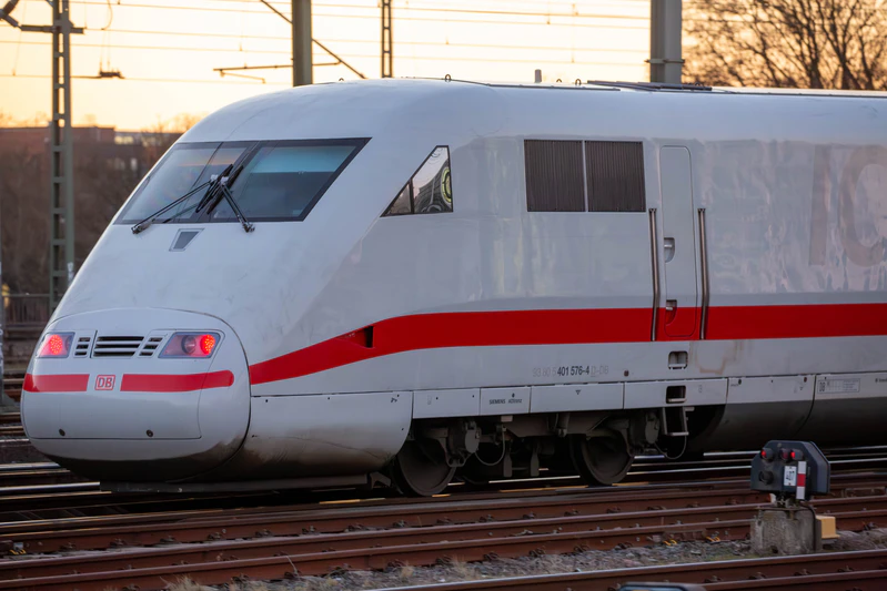 文件:从汉诺威中央火车站驶出的DB BR 401.jpg