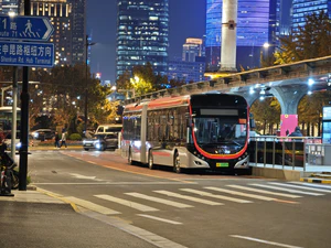 Z5C- 0017宇通 ZK5180C 71路在终点站延安东路外滩等待发车前往申昆路枢纽站.jpg