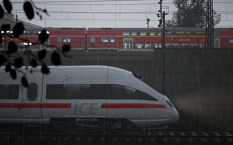 文件:在雨水中交汇的 ICE T 和 Dosto.png