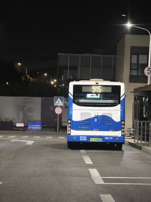 W8A-134 象牌 SXC6810GBV2（浦东上南） 915路停靠在终点站龙华东路制造局路.jpg