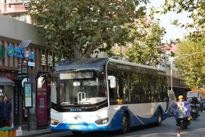 S0U-254 申沃（浦东杨高）SWB6109BEV98G 992路 陆家嘴地铁站→周园路沈梅东路 停靠在南泉路蓝村路.jpg