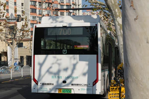 D9A-0010 吉利远程（巴士二公司）DNC6901BEVG11（C9E）背部.jpg