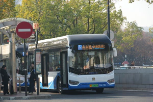 S0A-188 申沃（浦东南汇）SWB6109EV12G（iEV10）纯电动 南南线 上海南站（南广场）→申迪南路公交枢纽 等待发车.jpg