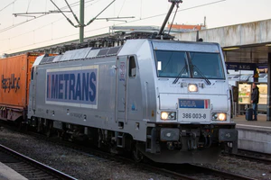 正在从汉诺威中央火车站通过的Bombardier TRAXX F140 MS (BR 386).jpg