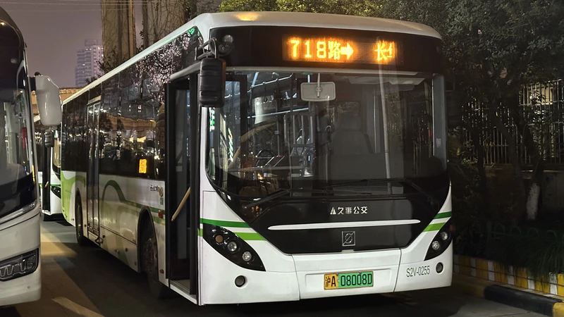 文件:在上海体育馆等待出发的718路.jpg