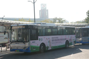 W2M-018 象牌(浦东上南）SXC6120GCHEVWSR 油电混合 机场九线 上海南站（南广场）→浦东一号二号航站楼 等待发车.jpg