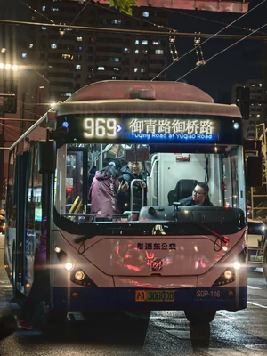 S0P-146 申沃（浦东上南）SWB6108BEV32 969路等待上下完客前往御青路御桥路.jpg