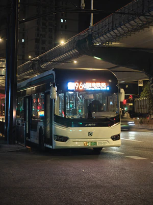 S0S-0231 申沃 SWB6109BEV69G(iEV10）96路停靠在终点站等待发车前往中山公园地铁站.jpg