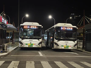 SWB6108BE04 申沃 S0M-0083&S0M-00902辆45路停靠在终点站龙华东路制造.jpg