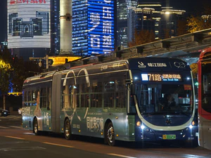 Z5C-0006 宇通 ZK5180C 71路在终点站延安东路外滩等待发车前往申昆路枢纽站.jpg