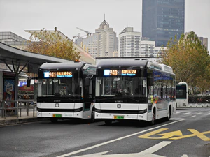 D9A-0039&D9A-0021 吉利远程（巴士二公司） DNC6901BEVG11（C9E）941路停靠在上海火车站（南广场）.jpg