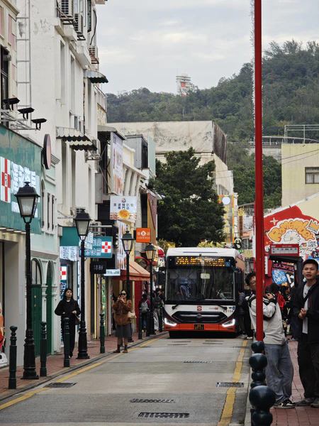 文件:28A→外港码头（落客区） 中通(澳巴）LCK6980SHECG 混合动力.jpg