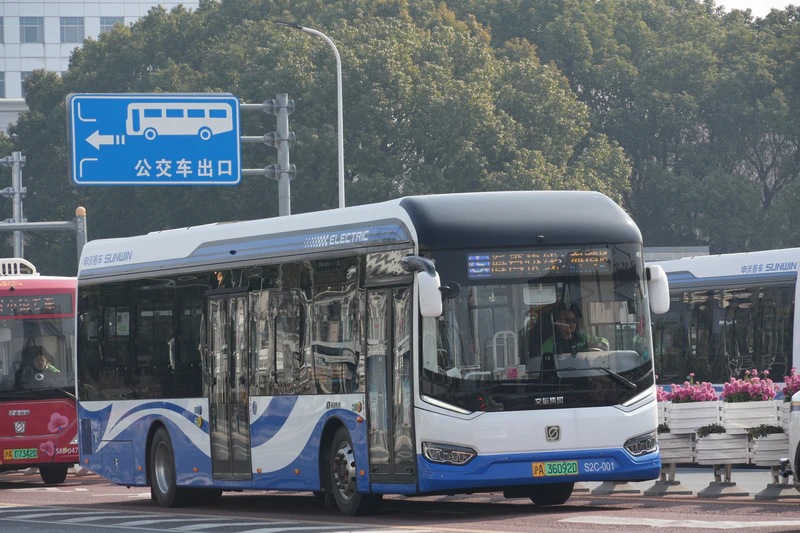 文件:SWB6129EV04G（iEV12）申沃 奉贤巴士客运 海湾快线.jpg