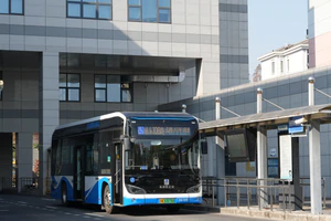 J0A-009 吉利远程（浦东南汇）DNC6101BEVG23D（C10E）浦东108路停靠在罗山路公交枢纽等待发车前往华戴路川环南路.jpg