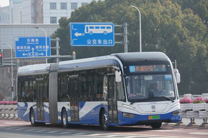 SWB6189EV02G(iEV18)申沃 奉贤巴士公交.jpg