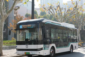 D9A-0011 吉利远程（巴士二公司）DNC6901BEVG11（C9E）纯电动 700路 方向：芙蓉江路仙霞路→莘松新村 在终点站等待发车.jpg