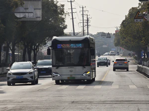 W0G-0008 象牌 SXC6106GBEV1 527路行驶在顾北路.jpg