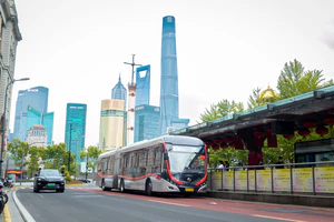 上海公交ZK5180A 担当71路（无轨电车线）延安东路外滩（2）.jpg