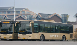 杭州公交XML6125J15C 担当萧山323路 耕文路公交站.jpg