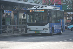 W8E-0129 象牌 SXC6810GBEVR 927路等待发车.jpg