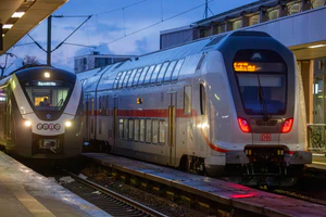 停靠在汉诺威中央火车站的Coradia Continental以及Bombardier Twindexx Vario.jpg