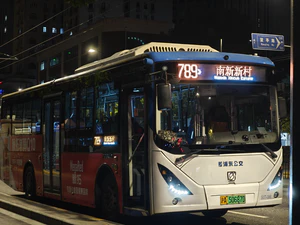 S0T-086 申沃 SWB6108BEV90G 789在终点站连云路延安东路等待发车前往南新新村.jpg