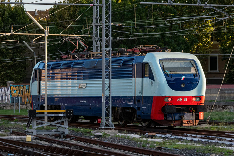 文件:隶属于 treni turistii 车队的 E.402b 180 正在执行换挂作业.jpg