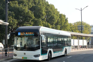 S2Y-0913 申沃（巴士三公司）SWB6129BEV38（iEV12）867路→航华新村 等待发车.jpg