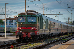 D.445 1104牵引Expresso Sicilia到达Grossseto站.jpg