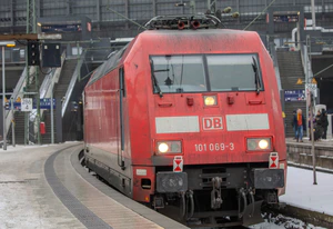 正在汉堡火车站停靠的DB BR 101.jpg