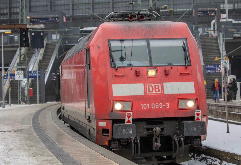 文件:正在汉堡火车站停靠的DB BR 101.jpg