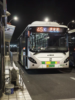 SWB6108BE04 申沃 S0M-0083 45路停靠在终点站.jpg
