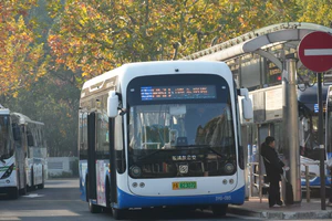 S9G-085 申沃（浦东金高）SWB6900EV01G(iEV9) 860路→成山路东明路 等待发车.jpg