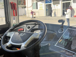 SXC6112GBEV3 象牌 驾驶室.jpg