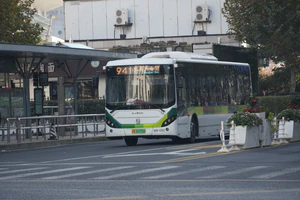 S2W-0302 申沃 SWB6128BEV22等待发车.jpg