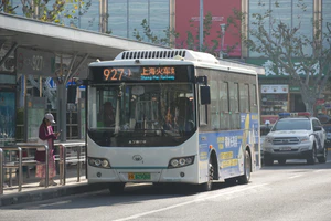 W8E-0130 象牌 SXC6810GBEVR 927路等待发车.jpg
