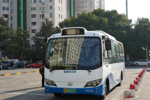 W7G-030 1021路（环线）象牌（浦东上南）SXC6750GBEV5 东方路蓝村路→东方路蓝村路 等待发车.jpg