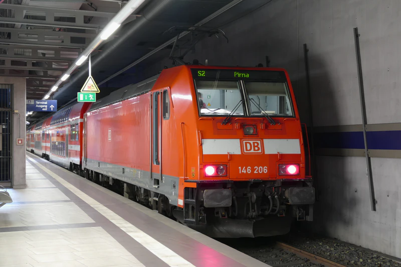 文件:146 206 at Dresden Airport.jpg