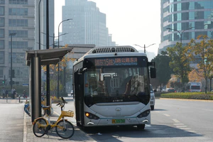 W8F-0069 象牌（四公司）SXC6860GBEV1 停靠在浦东大道罗山路.jpg