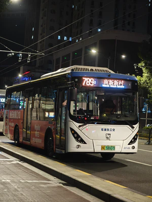 S0T-086 申沃 SWB6108BEV90G 789在终点站连云路延安东路等待发车前往南新新村 20251205.jpg