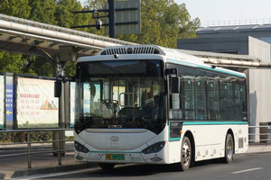 W8F-0046 象牌（巴士三公司）SXC6860GBEV1 纯电动 867路→航华新村 等待发车.jpg