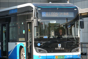 J0A-009 吉利远程（浦东南汇）DNC6101BEVG23D（C10E）浦东108路停靠在罗山路公交枢纽.jpg