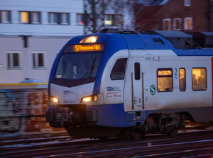 正在驶入汉诺威中央火车站的Stadler FLIRT 3XL型电力动车组.jpg