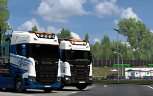 运送沃尔沃FH6的2辆斯堪尼亚在服务区休息 (2).png