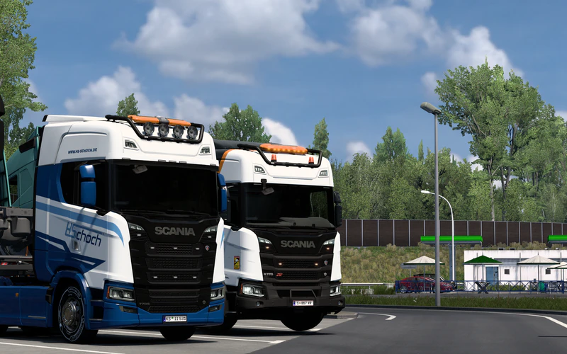 文件:运送沃尔沃FH6的2辆斯堪尼亚在服务区休息 (2).png