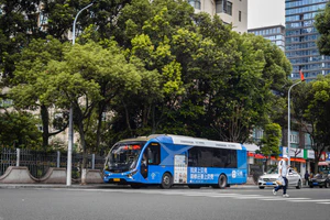 温州公交JNP6123BEV 担当B2路 新田园六组团西站靠站.jpg