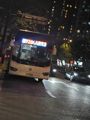 S0R-0035 申沃 SWB6109BEV36 (iEV10) 926路在终点站老西门等待发车前往上海体育馆.jpg