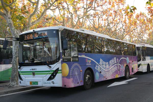 V2A-2120 申沃（金山巴士）SWB6128EV06C 纯电动 上石线 上海南站（南广场）→石化汽车站 等待发车.jpg